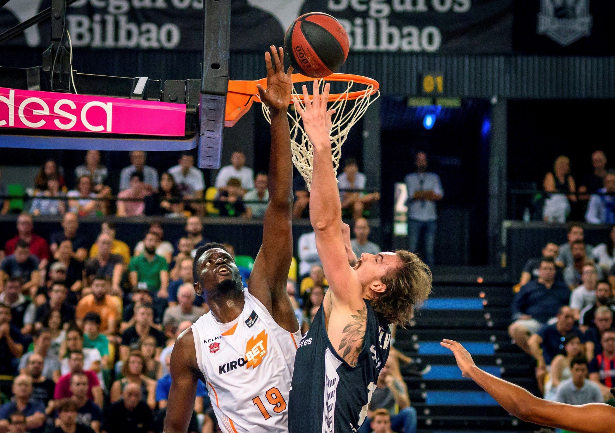 Youssoupha Fall (Baskonia) eta Ondrej Balvin (Bilbao Basket) baloi baten borrokan.