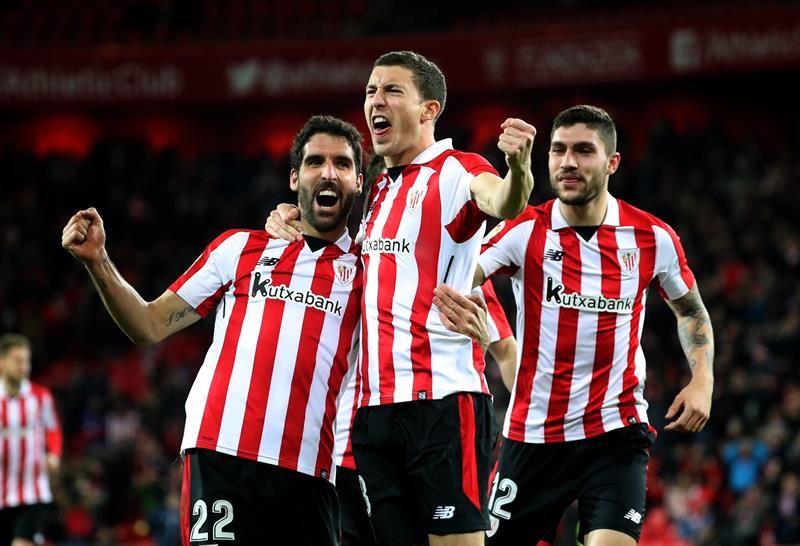 De Marcos celebra un gol con Raúl García y Núñez