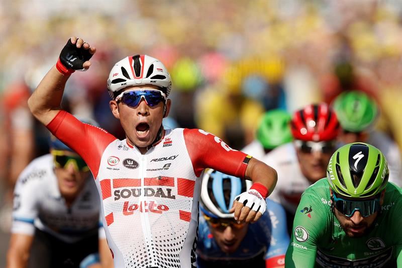 Caleb Ewan entra vencedor en meta