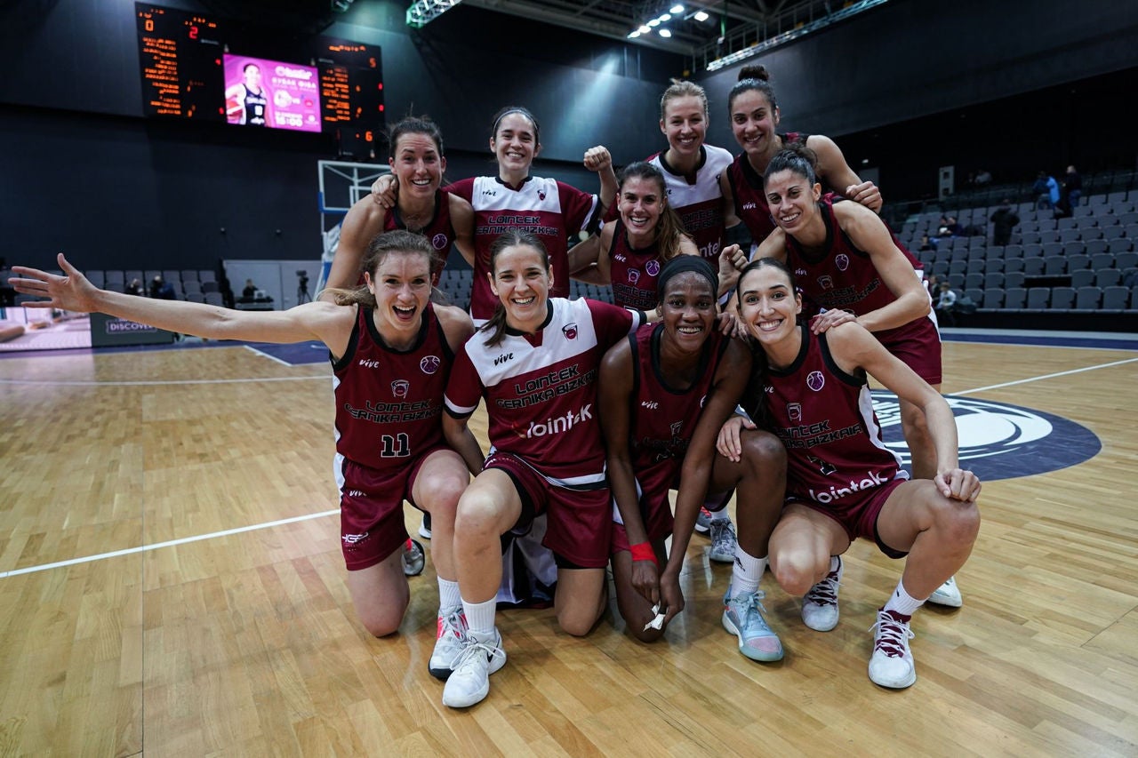 Lointek Gernikako jokalariak irribarretsu, Minsken irabazi eta gero.