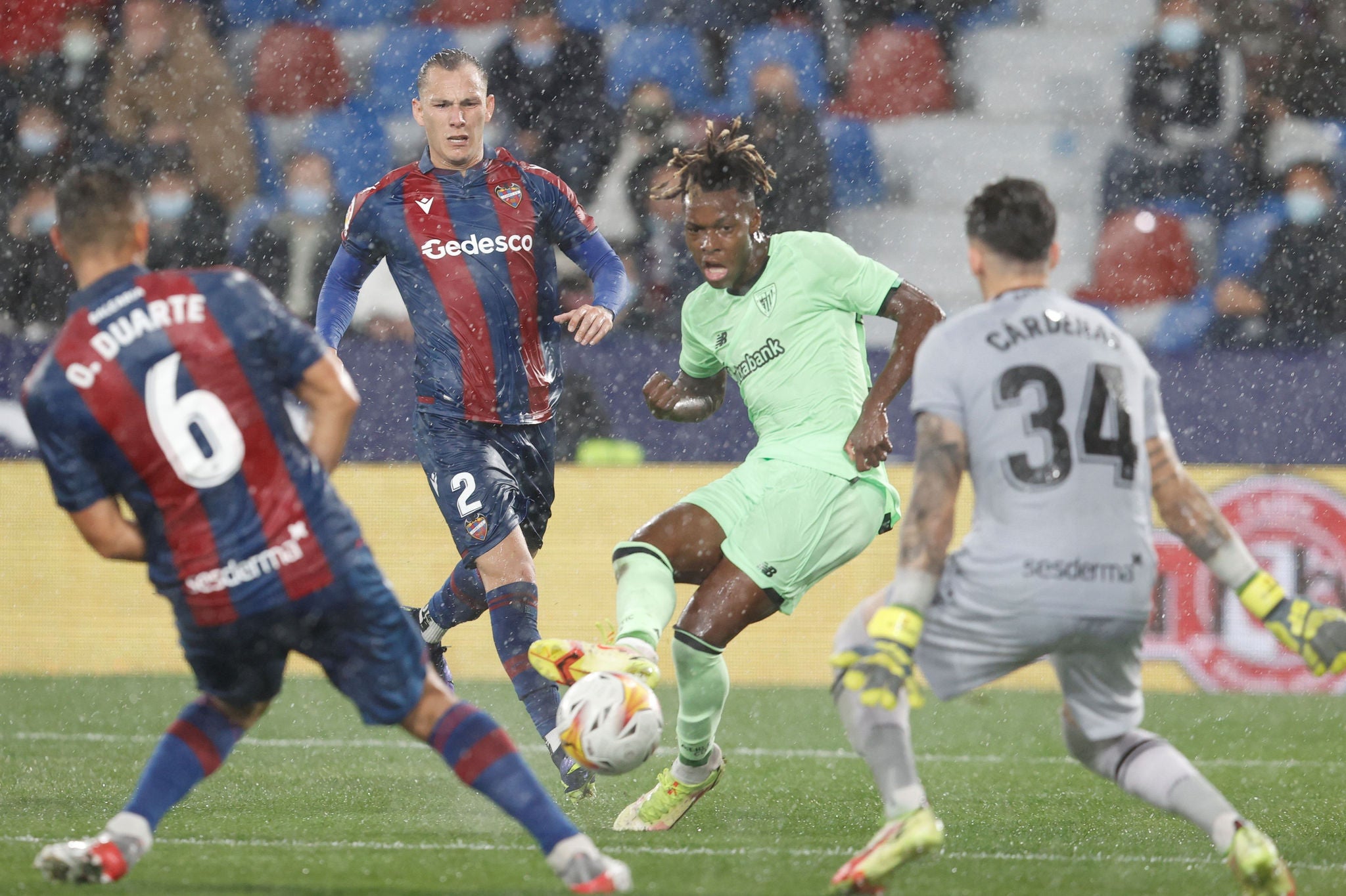 Nico Williams trata de superar al meta local Cárdenas.