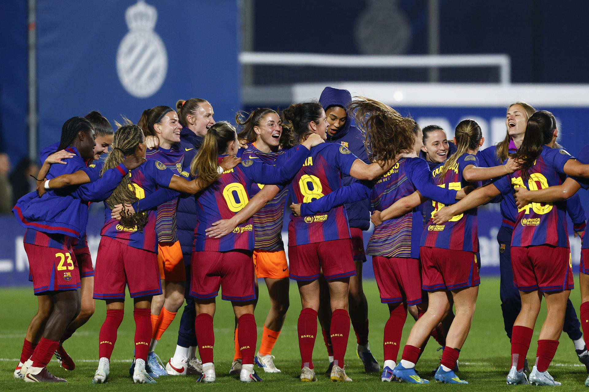 BARCELONA, 22/04/2026.- Las jugadoras del primer equipo del Fc Barcelona celebran la consecución del título de la Liga F tras ganar el partido de la jornada 26 entre el RCD Espanyol y el Fc Barcelona disputado este miércoles, en la Ciudad Deportiva Dani Jarque. EFE/ Quique García
