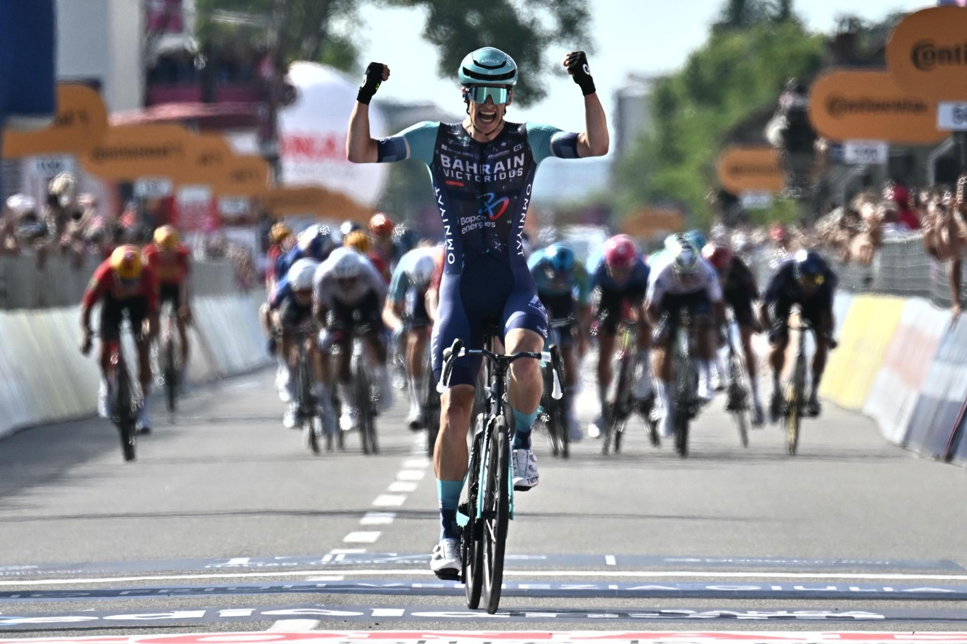 NOVI LIGURE (Italy), 21/05/2026.- Belgian rider Alec Segaert of Bahrain Victorious team wins 12th stage of the 109 Giro d'Italia 2026, over 175 km from Imperia to Novi Ligure, Italy, 21 May 2026. (Ciclismo, Italia) EFE/EPA/LUCA ZENNARO
