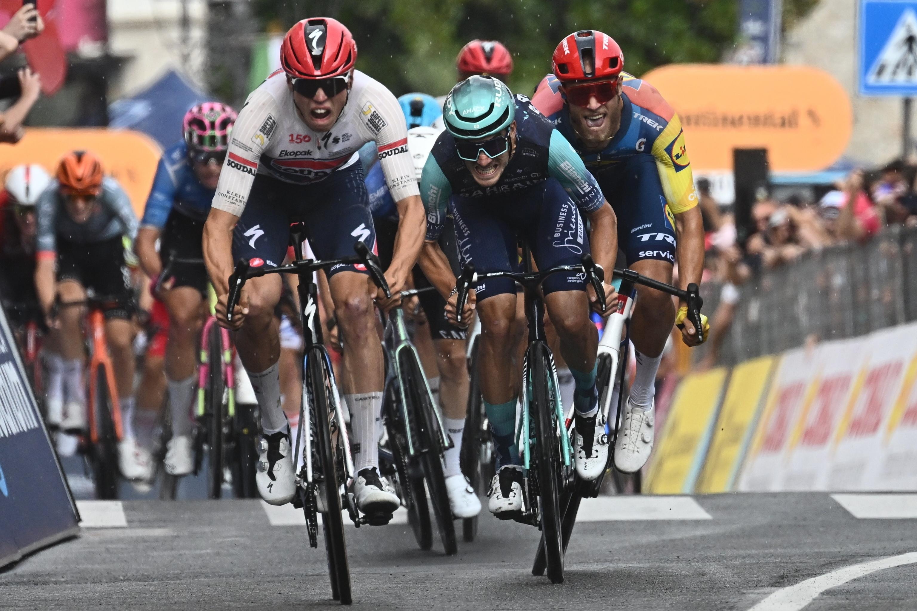 PIEVE DI SOLIGO (Italy), 28/05/2026.- French rider Paul Magnier of Soudal Quick-Step Team in action to cross the finish line to win the 18th stage of the 109 Giro d'Italia 2026, a 171 km race from Fai Della Paganella to Pieve di Soligo, Italy, 28 May 2026. (Ciclismo, Italia) EFE/EPA/LUCA ZENNARO
