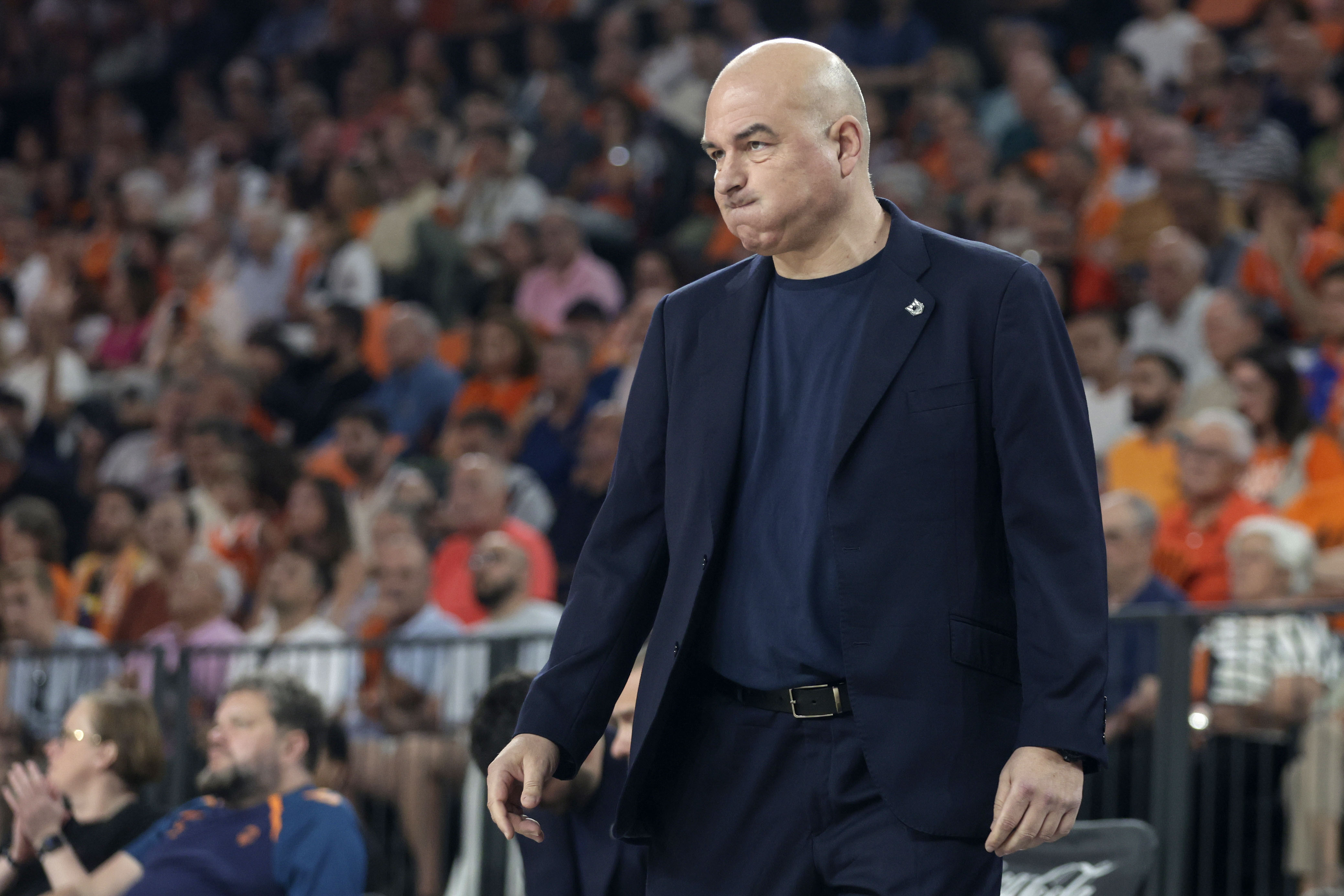 VALENCIA, 03/06/2026. - El entrenador del Surne Bilbao, Jaume Ponsarnau, durante el primer partido del playoff de cuartos de final de la Liga Endesa de baloncesto disputado este miércoles en el Roig Arena. EFE/Miguel Ángel Polo.
